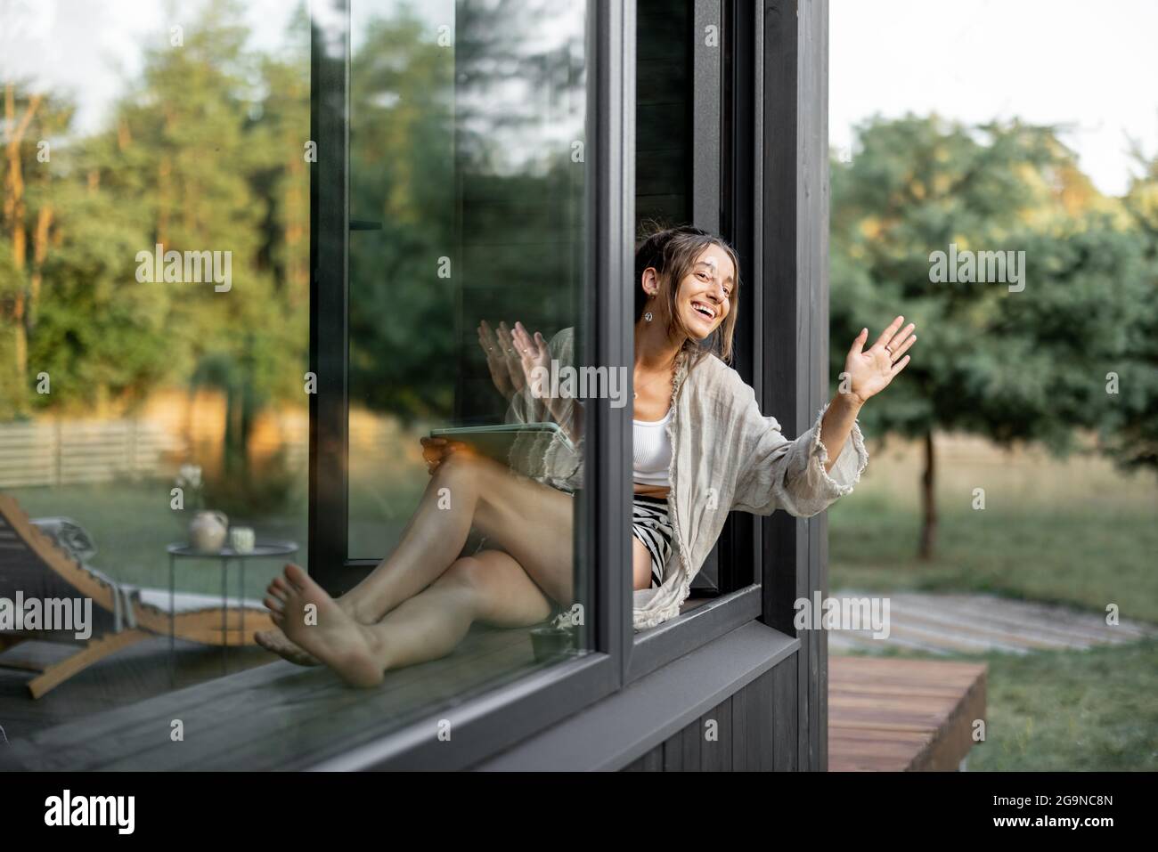 Frau genießen die Natur auf dem Land Haus Stockfoto