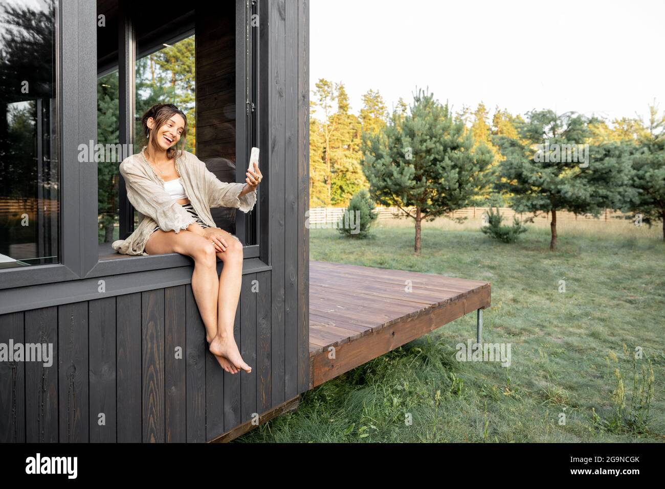 Frau genießen die Natur auf dem Land Haus Stockfoto
