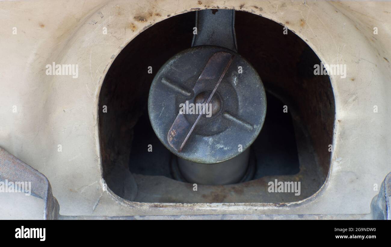 Eine Nahaufnahme einer Gaskappe auf einem alten Auto Stockfoto