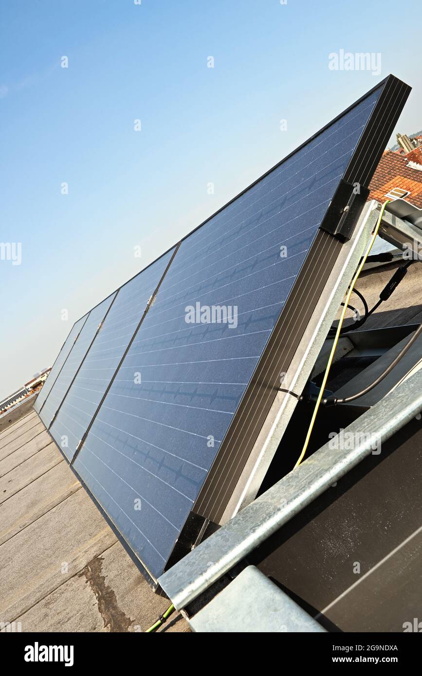 Große elektrische Solarzellen auf dem Dach bei Sonnenaufgang mit klarem blauen Himmel Stockfoto