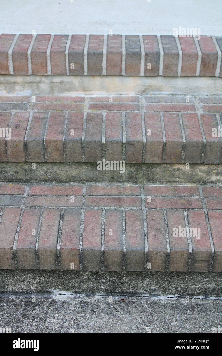 Vordere Veranda Stufen mit alten Ziegelsteinen Stockfoto