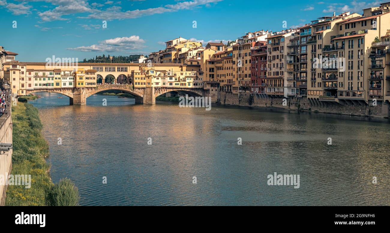 05/30/2021, Florenz, Italien. Berühmte Ponte Vecchio (alte Brücke) auf dem Fluss Arno in der Innenstadt von Florenz, Toskana, Italien. Stockfoto