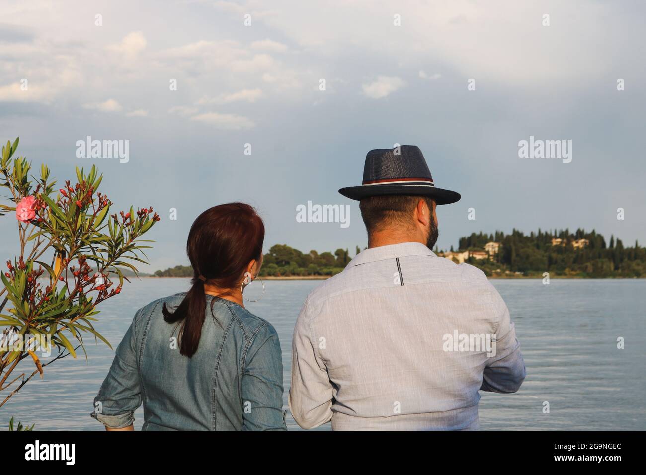 Ein Mann und eine Frau blicken auf das Meer Stockfoto