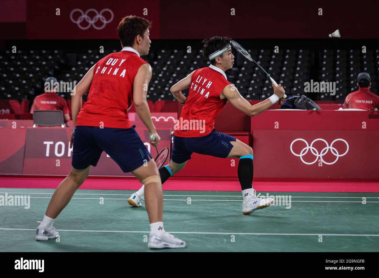 Tokio, Japan. Juli 2021. Du Yue(L) /Li Yinhui aus China treten bei den Olympischen Spielen 2020 in Tokio, Japan, am 27. Juli 2021 beim Badminton-Gruppenspiel im Doppeldoppel der Frauen zwischen Du Yue/Li Yinhui aus China und Lee Sohee/Shin Seungchan aus Südkorea an. Quelle: Pan Yulong/Xinhua/Alamy Live News Stockfoto