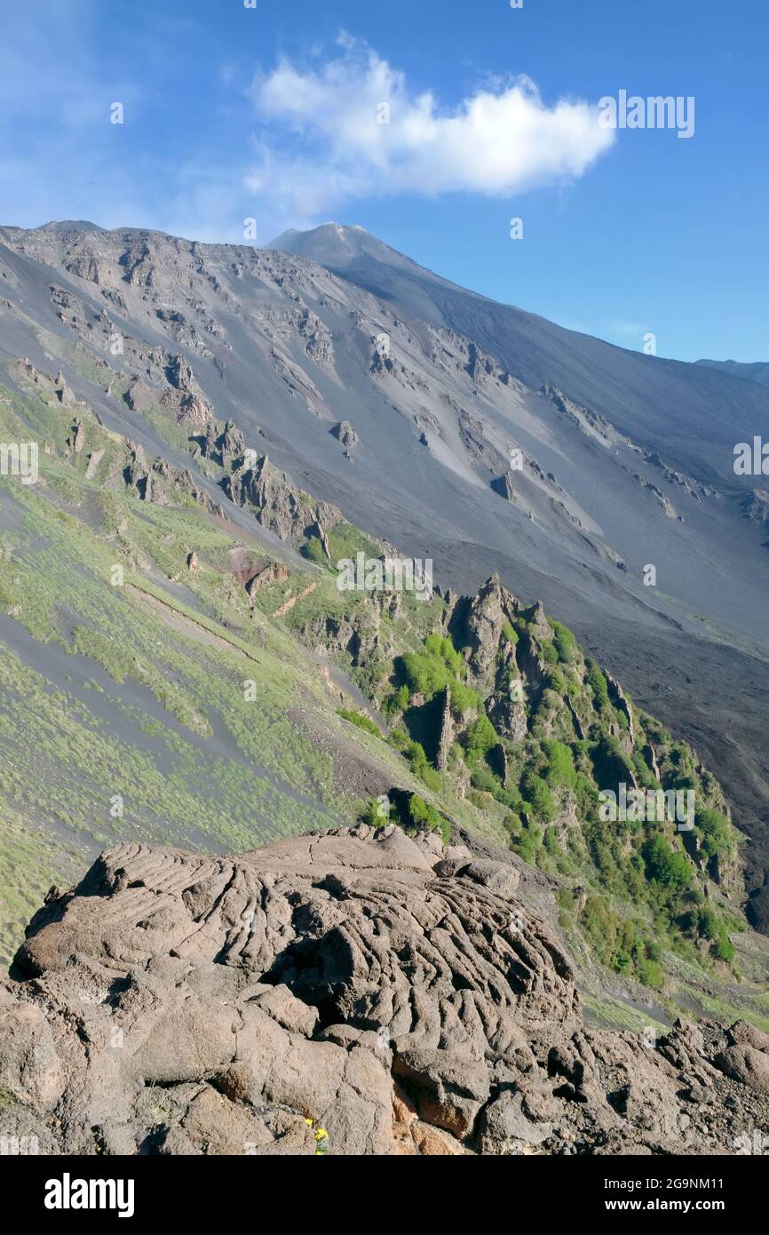 Steiler Hang des Bove-Tals und Gipfel des Südostkraters des Ätna, Sizilien Stockfoto