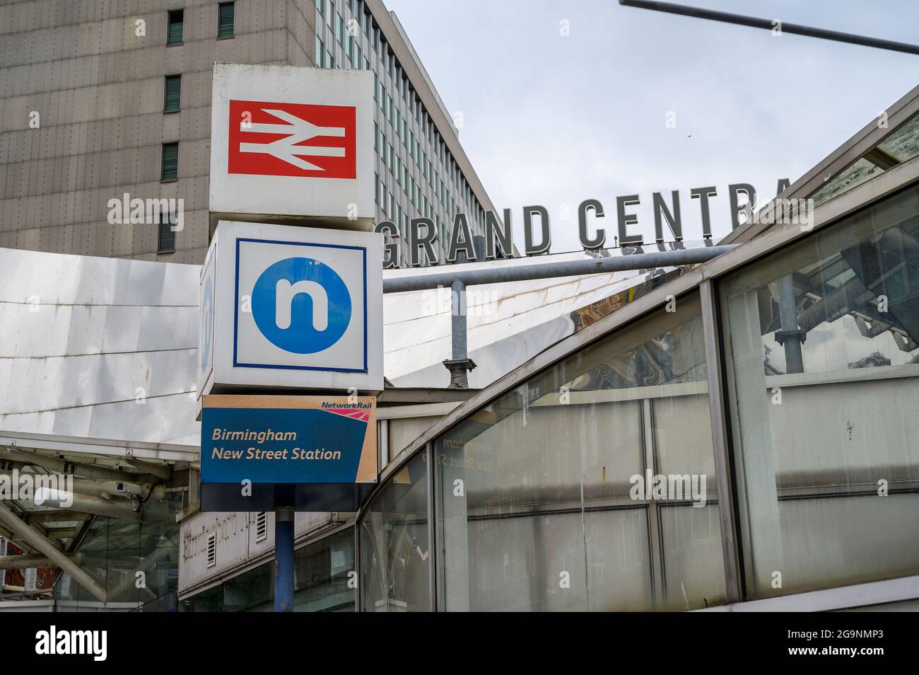 Visuelles Chaos: Schilder für die Birmingham New Street Station auf der Straße vor dem Grand Central Gebäude in Birmingham, England. Stockfoto
