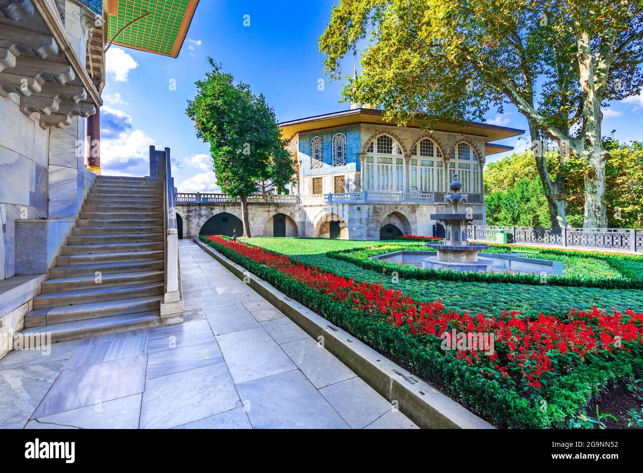 Istanbul, Türkei - September 2020: Rosengarten des Bagdad Kiosk in Topkapi, Konstantinopel, erbaut von Sultan Murat IV. Zum Gedenken an den Krieg mit PE Stockfoto
