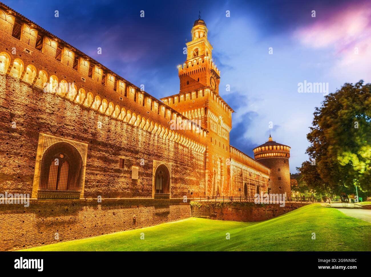 Mailand, Italien - Schloss Sforza (Castello Sforzesco) mit schönem Brunnen bei Nacht, erbaut von Sforza, Herzog von Mailand. Touristischer Ort in der Dämmerung. Stockfoto