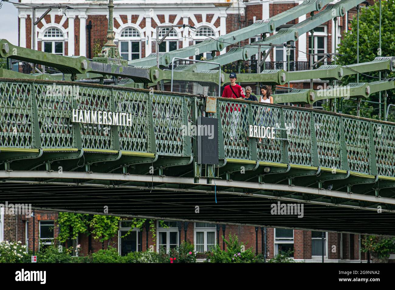 HAMMERSMITH LONDON 27 Juli 2021 . Die Hammersmith Bridge im Westen Londons wurde nach ihrer Schließung seit April 2019 für Kraftfahrzeuge und alle Nutzer im August 2020 für Radfahrer und Fußgänger wieder geöffnet. Die 134 Jahre alte gusseiserne viktorianische Brücke wurde letztes Jahr wegen Sicherheitskontrollen geschlossen, nachdem Risse entdeckt wurden. Credit amer Ghazzal/Alamy Live News Stockfoto