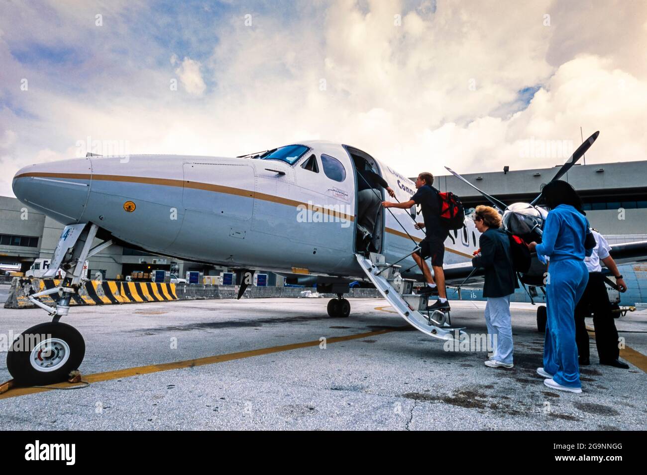 Passagiere, die an Bord eines kontinentalen Anschlussfluges nach Havanna, dem internationalen Flughafen Freeport Grand Bahama, Nassau, New Providence Island, Bahamas, gehen Stockfoto