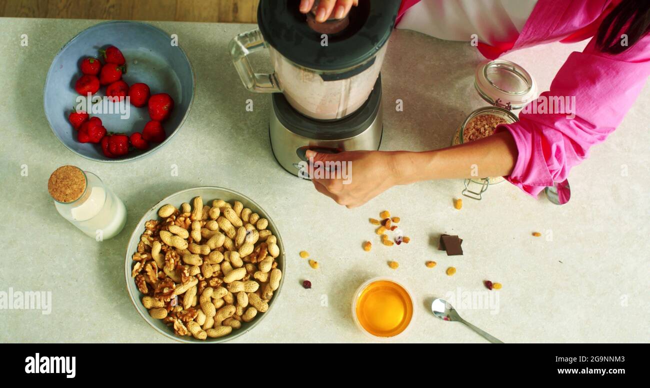 Frau benutzt einen Mixer in einer Küche Stockfoto