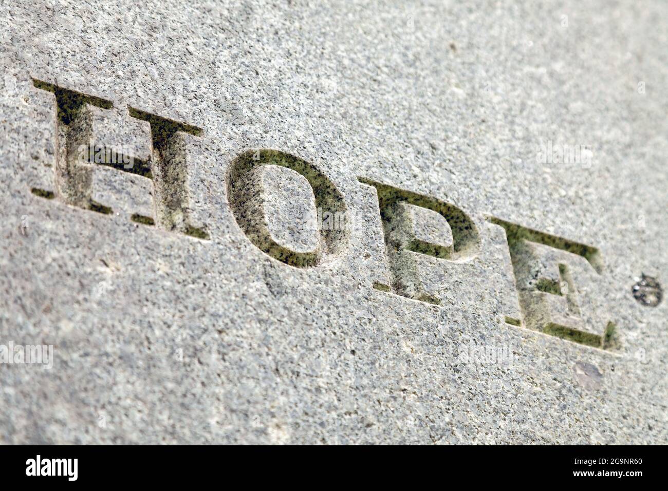 Nahaufnahme des in Stein eingravierten Wortes HOPE Stockfoto