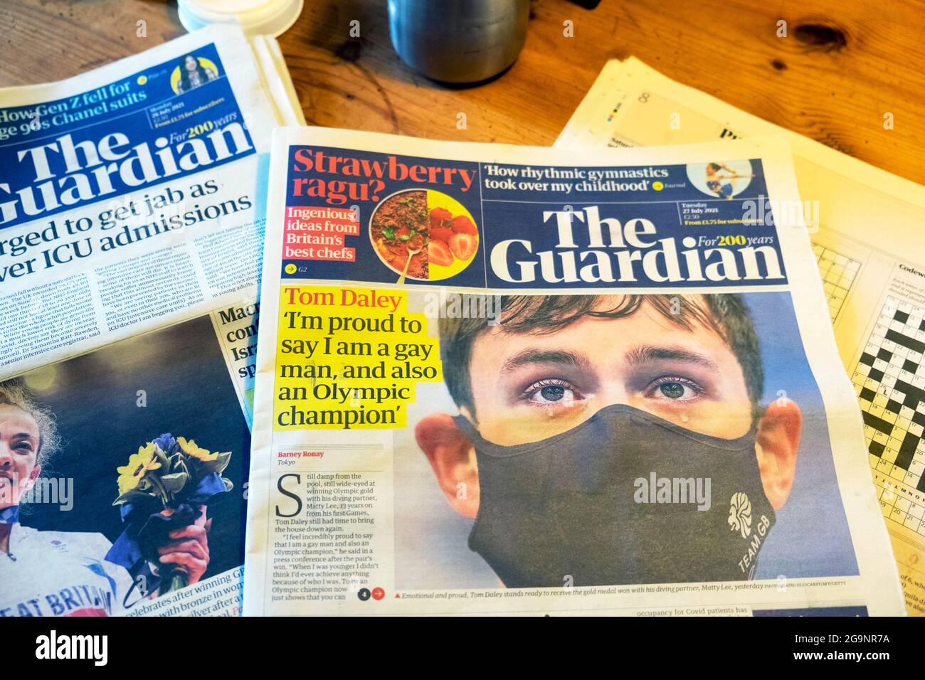 Tom Daley Facemask auf der Titelseite Guardian Schlagzeilen, nachdem er und Matty Lee Goldmedaille bei den Olympischen Spielen 2020 in Tokio 26. Juli 2021 gewinnen London Großbritannien Stockfoto