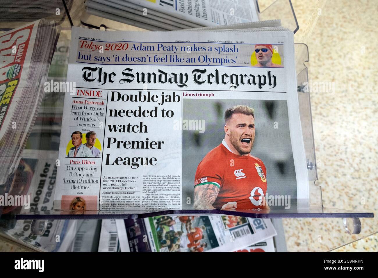 Supermarkt Zeitungskioster Sunday Telegraph Zeitung Schlagzeile 'Double Jab needed to watch Premier League' Fußball Titelseite London UK 25 July 2021 Stockfoto