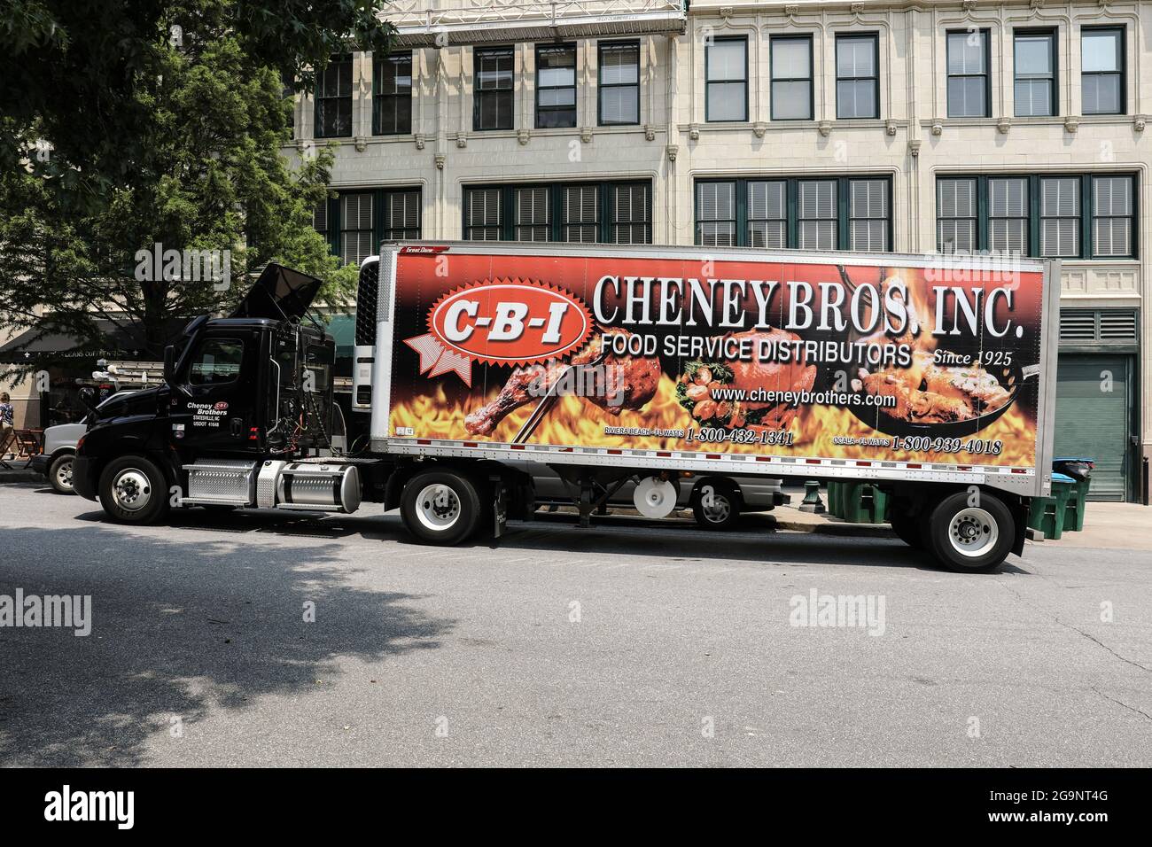 ASHEVILLE, NC, USA-22 JULY 2021: Lieferwagen für Cheney Bros. Inc., einen Restaurantdistributor mit Sitz in Fiviera Beach, Florida. Stockfoto