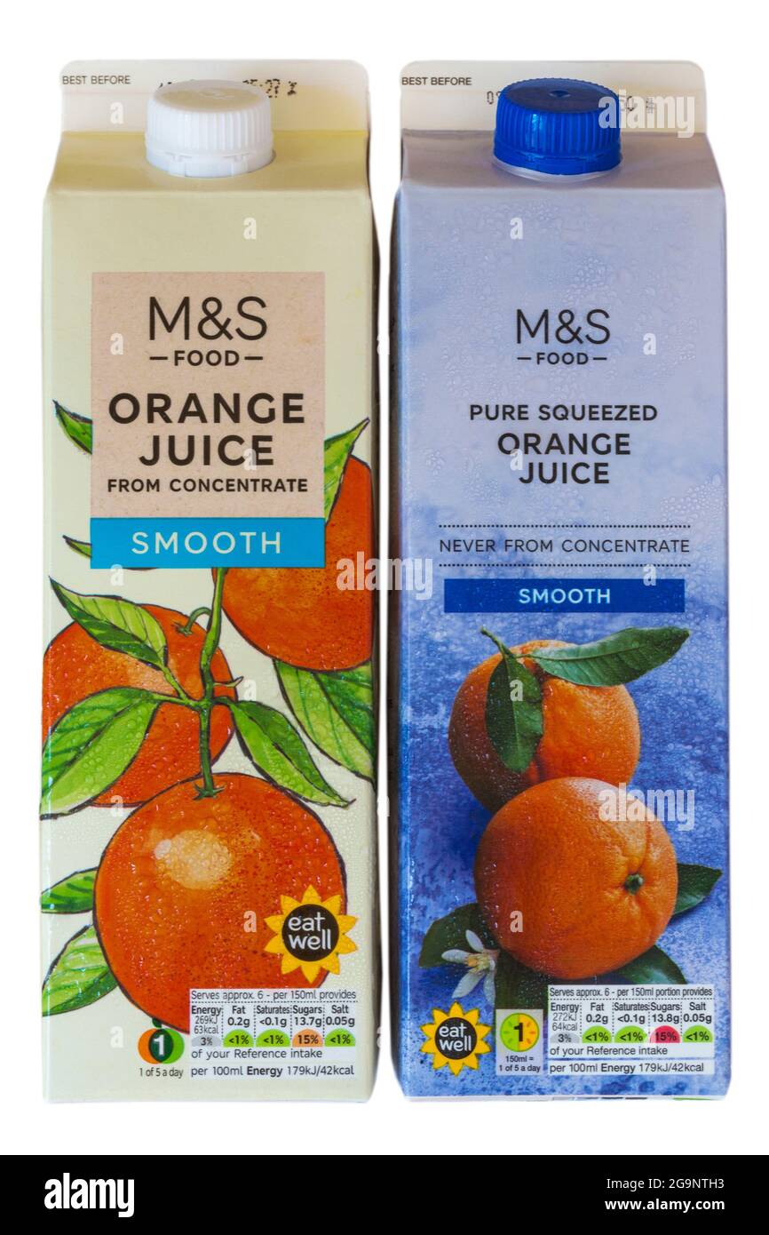 Karton mit glattem Orangensaft aus Konzentrat und reinem gepressten Orangensaft, der nie aus Konzentrat von M&S auf weißem Hintergrund isoliert wurde Stockfoto