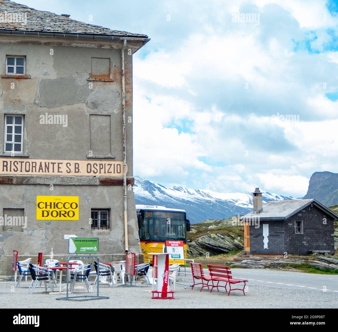 San Bernardino, Schweiz - 13. Juni 2020: Restaurant auf dem Pass Stockfoto