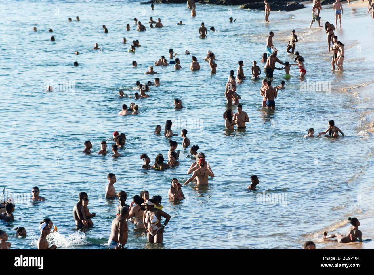 Salvador, Bahia, Brasilien - 21. Mai 2021: Strand Porto da Barra in Salvador. Viele Badegäste strömen, um zu trainieren, Fußball zu spielen, zu essen, zu trinken und zu reden. Stockfoto