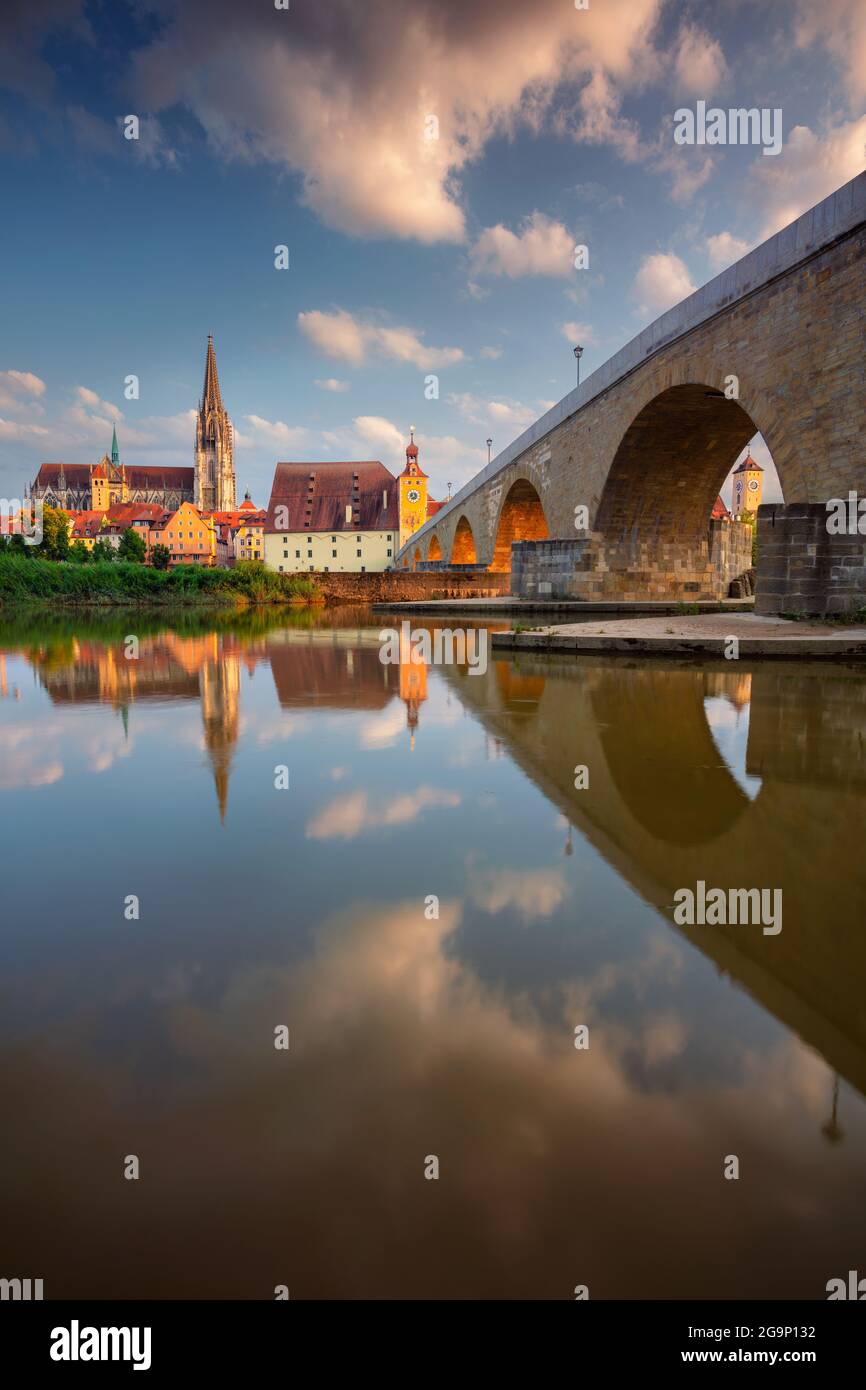 Regensburg, Deutschland. Stadtbild von Regensburg, Deutschland mit der alten Steinbrücke über die Donau und dem Petersdom bei Sonnenuntergang im Sommer. Stockfoto