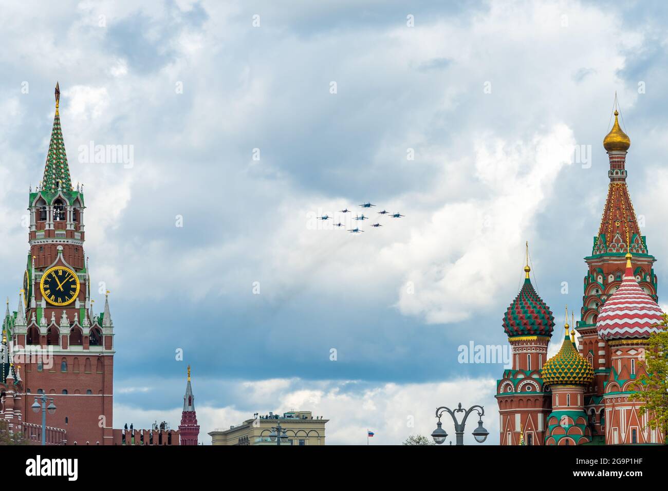 7. Mai 2021, Moskau, Russland. Die Cuban Diamond Formation besteht aus MiG-29 und Su-30SM Kämpfern der russischen Ritter- und Strizhi-Kunstflugteams OV Stockfoto