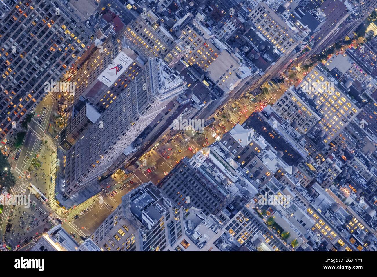 Blick vom Empire State Building auf den flachen Eisenbezirk in der Nacht Stockfoto