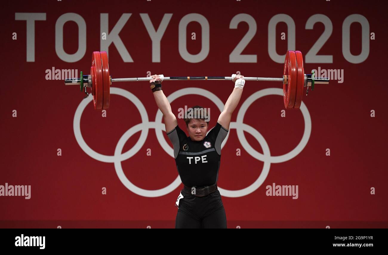 Tokio, Japan. Juli 2021. Wen-Huei Chen aus Taiwan hebt erfolgreich 127 kg im Clean and Jerk und gewann die Bronzemedaille beim 64-kg-Gewichtheben der Frauen bei den Olympischen Spielen 2020 in Tokio am Dienstag, den 27. Juli 2021, Japan. Foto von Mike Theiler/UPI Credit: UPI/Alamy Live News Stockfoto