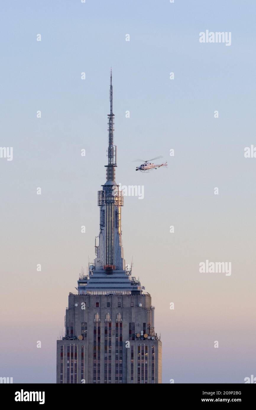 Elicopter in der Nähe des Empire State Building Stockfoto