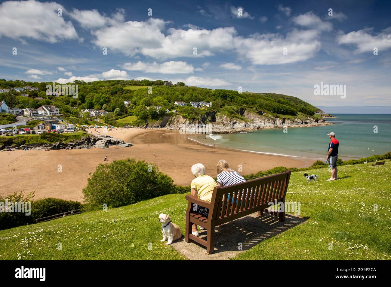 Großbritannien, Wales, Ceredigion, Aberporth, Besucher auf der Bank bei