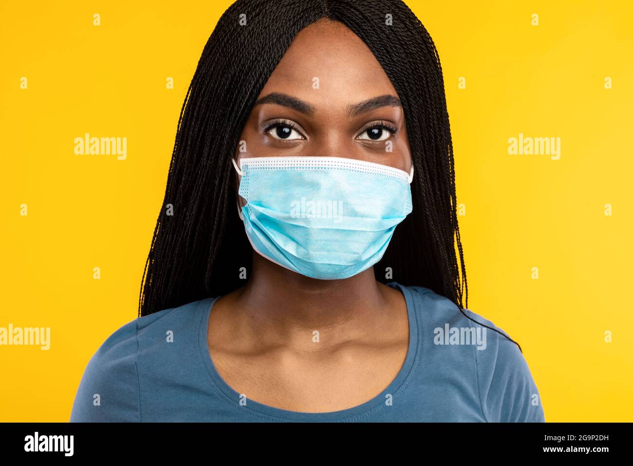 Schwarze Millennial Lady Trägt Gesichtsmaske Über Gelbem Studiohintergrund Stockfoto