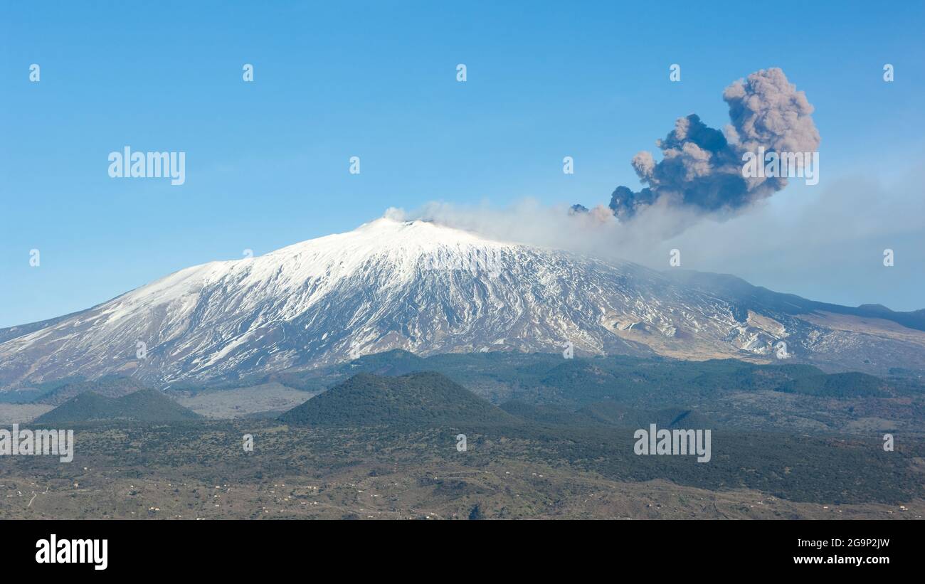 Von einer Seite des Vulkans Ätna erhebt sich eine hohe Rauchsäule - Ausbruch von 12 Genuar 2011 - gekühlte Lava (sciara) fließt heraus Stockfoto