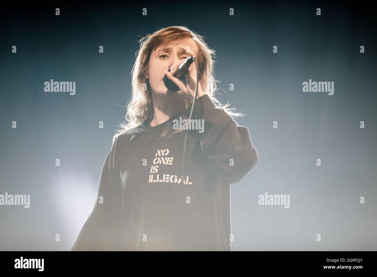 Roskilde, Dänemark. Juli 2019. Die englische Punk-Band Petrol Girls spielt ein Live-Konzert während des dänischen Musikfestivals Roskilde Festival 2019. Hier ist Sänger Ren Aldridge live auf der Bühne zu sehen. (Foto: Gonzales Photo - Thomas Rungstrom). Stockfoto