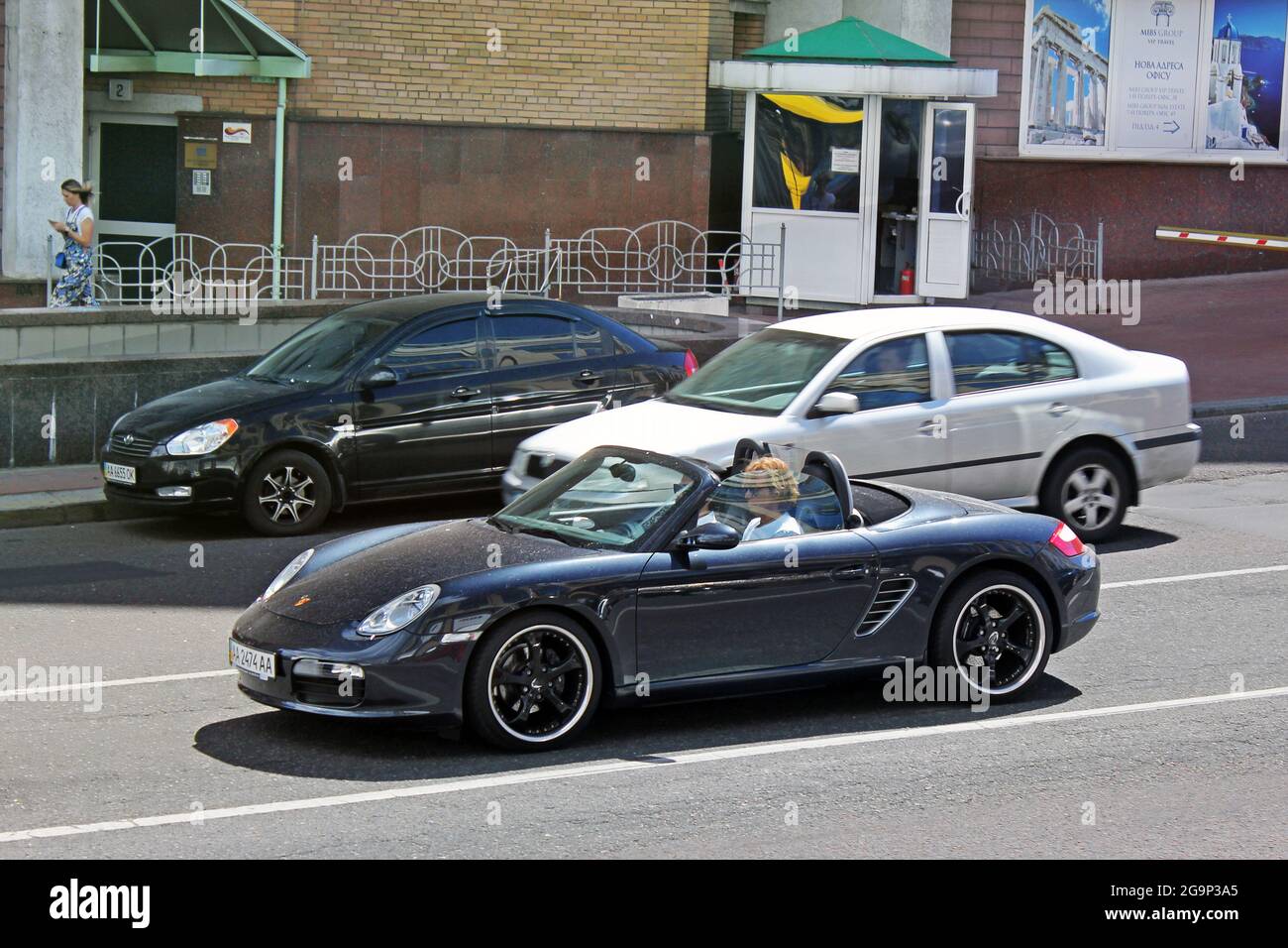 Kiew, Ukraine - 10. Juni 2017. Blauer Porsche Boxster in Bewegung. Stockfoto