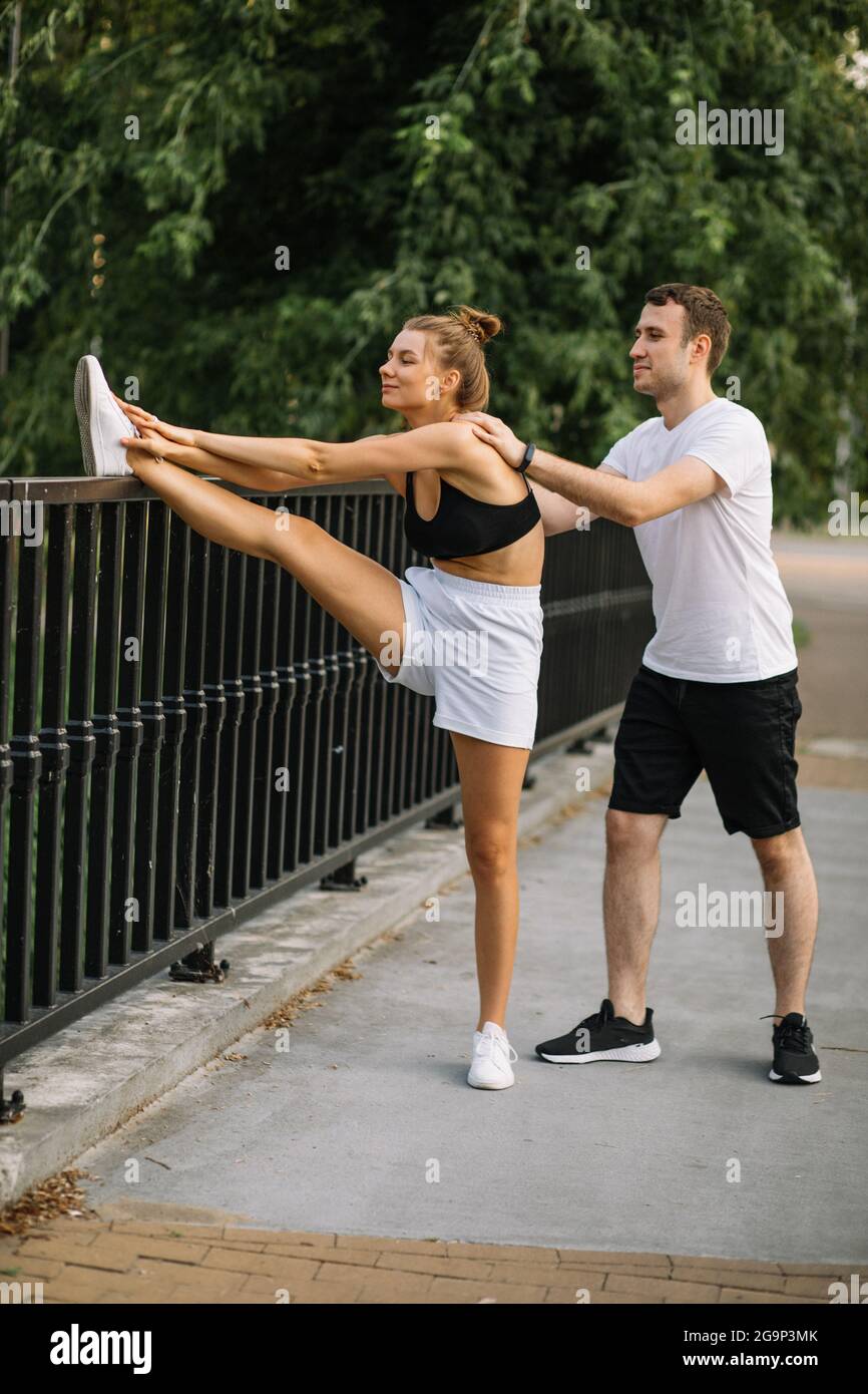 Junge schlanke Frau persönliches Stretching Training, Sport Lifestyle fof Paar Stockfoto