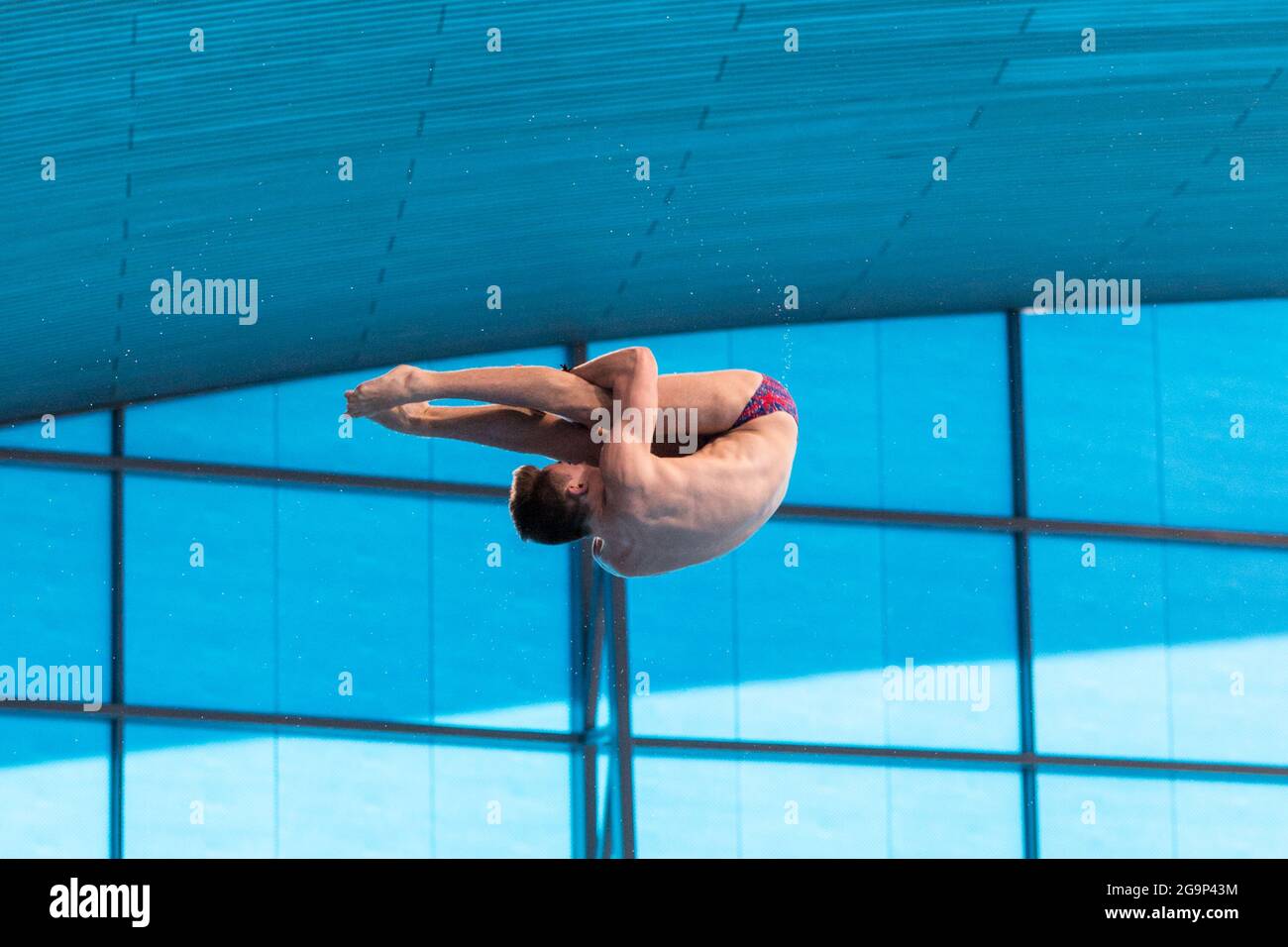 Der britische Taucher Matty Lee (Matthew Lee), während des Tauchgangs in Hechtposition, 10-m-Plattform, European Diving Championships 2016, London, Großbritannien Stockfoto