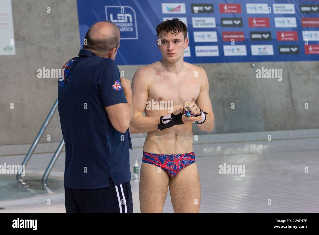 Der britische Taucher Matty Lee (Matthew Lee) spricht mit dem Trainerteam der European Diving Championships 2016, London, Großbritannien Stockfoto