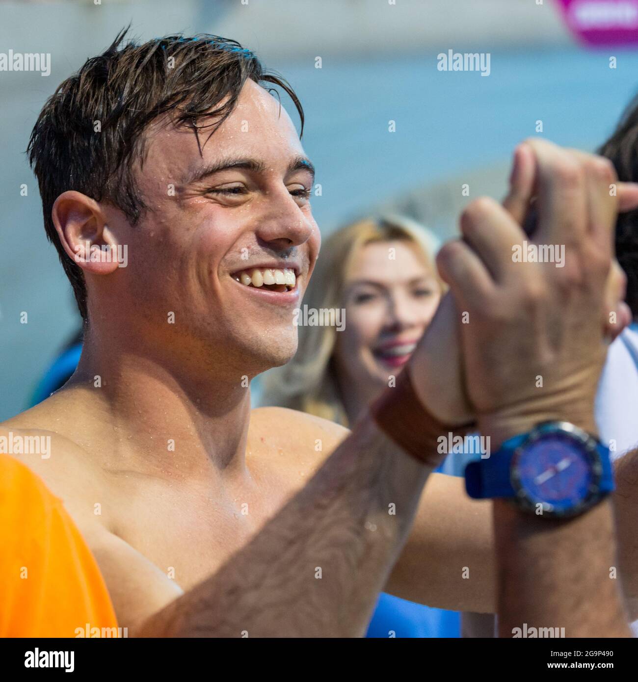 Der britische Taucher Tom Daley (Thomas Daley) lächelt und feiert den Goldsieg bei den European Diving Championships 2016 in London, Großbritannien Stockfoto