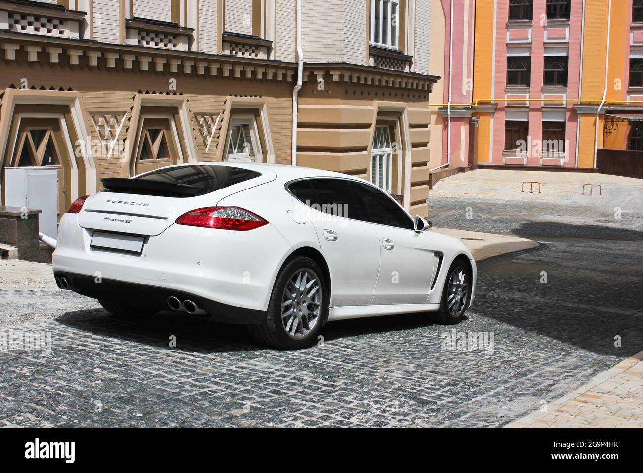 Kiew, Ukraine - 25. Juni 2015: Weißer Porsche. Porsche Panamera auf dem Hintergrund von schönen Gebäuden Stockfoto