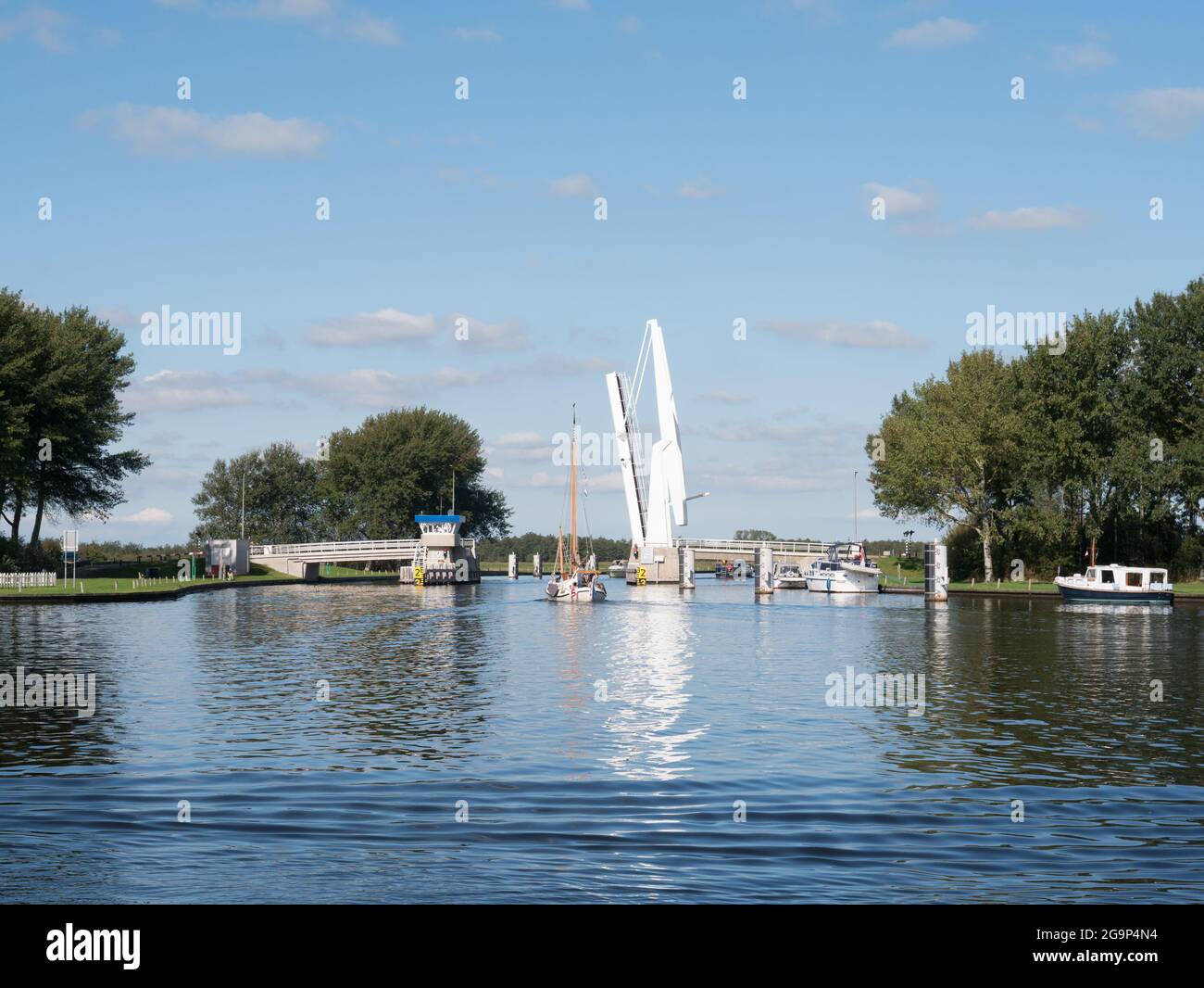 Zugbrücke für Boote geöffnet, die auf Hooidamsloot im Naturschutzgebiet Alde Feanen, Friesland, Niederlande, fahren Stockfoto