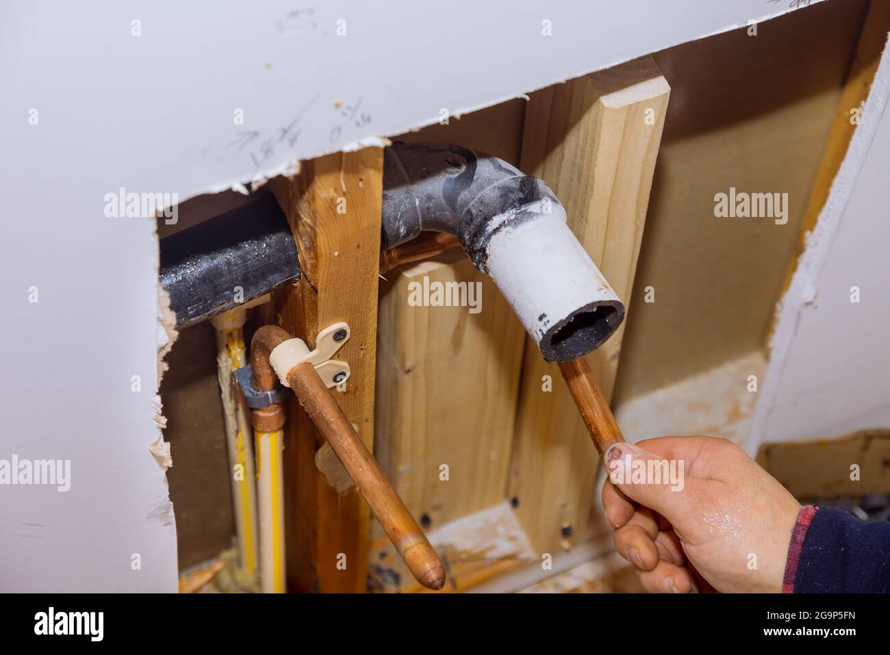 Wartung Klempner Service Home Bad in Reparatur von Kunststoff-Polypropylen Wasserleitungen Stockfoto