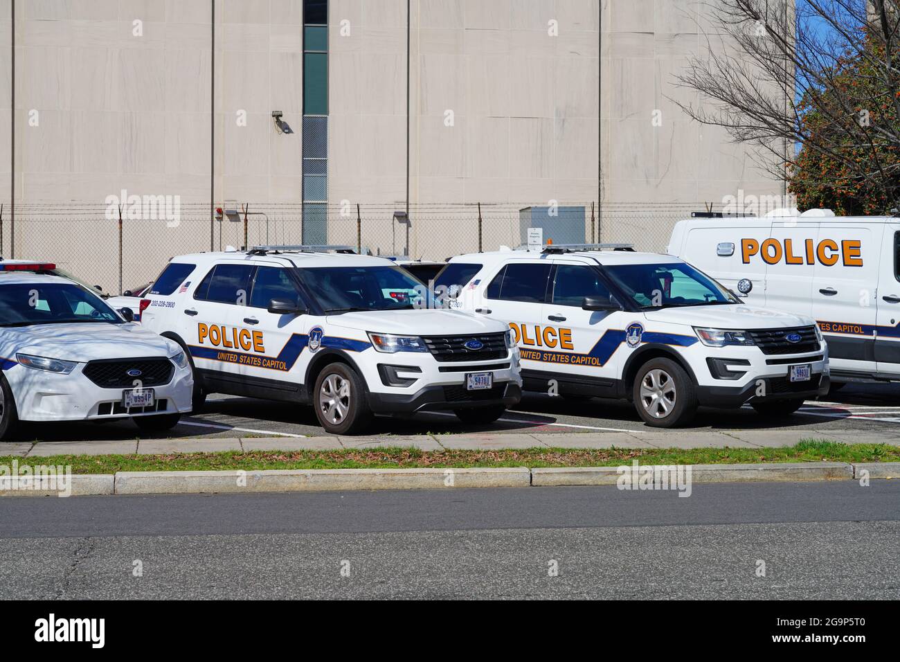 WASHINGTON, DC -2 APR 2021- Ansicht der Autos der United States Capitol Police in der Nähe des Kapitols der Vereinigten Staaten, dem Sitz des Kongresses der Vereinigten Staaten. Stockfoto