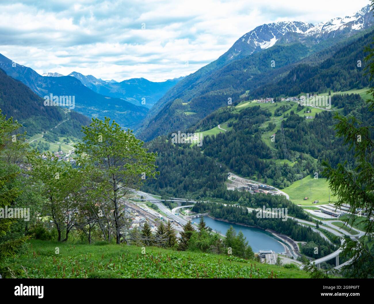 Blick von der Gotthardpassstraße, Schweiz, hinunter ins Tal mit Infrastruktur Stockfoto