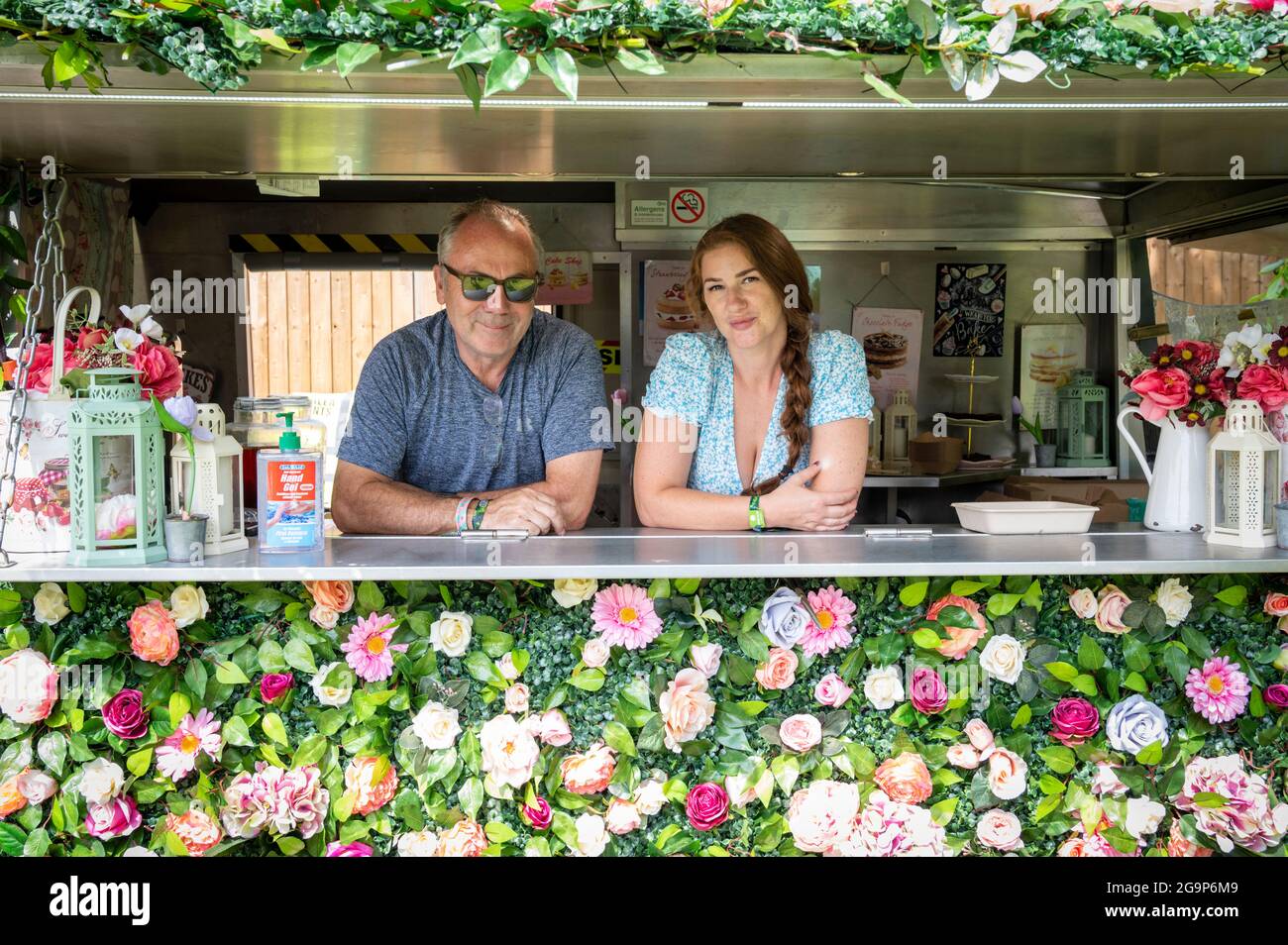 E8 Cake Tea und Brownie Bar beim Standon Calling Music Festival 2021 Hertfordshire UK Stockfoto