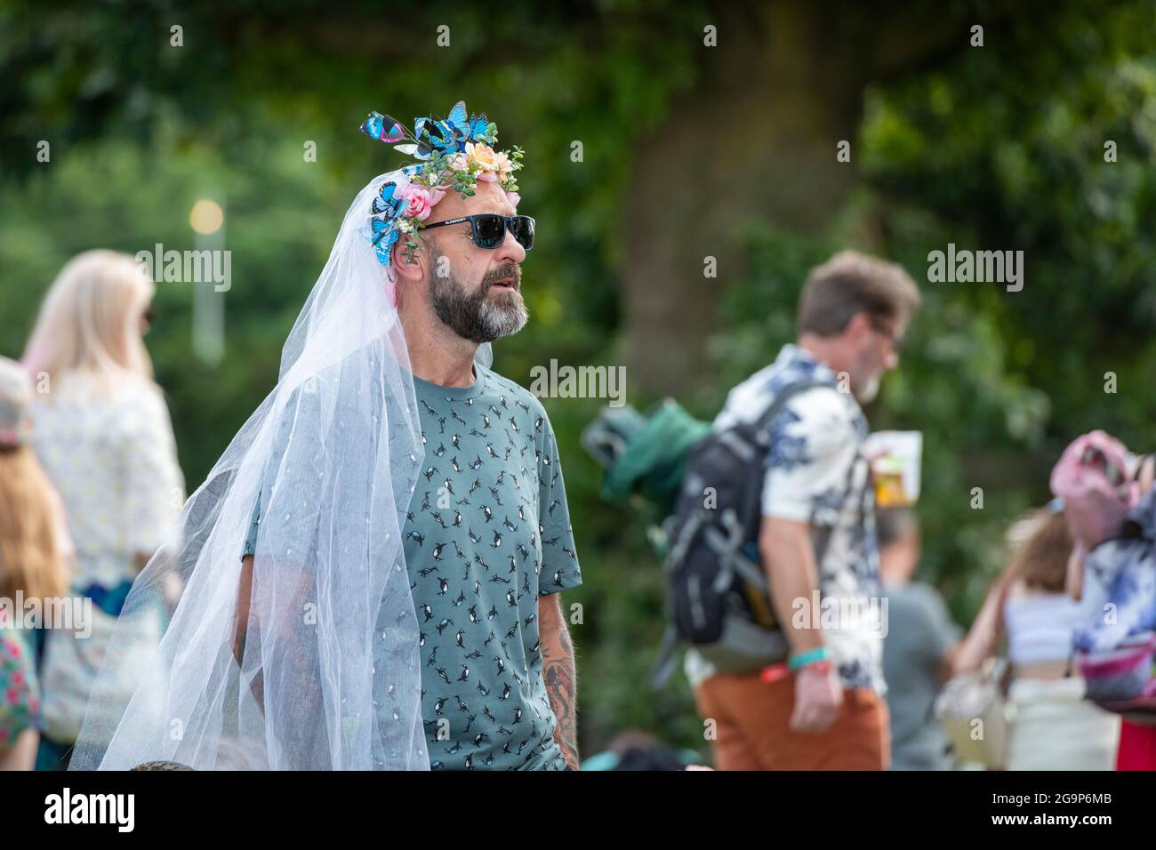 Ein Mann, der als Braut verkleidet ist, als Musikfans genießt das Standon Calling Music Festival 2021 Hertfordshire UK Stockfoto