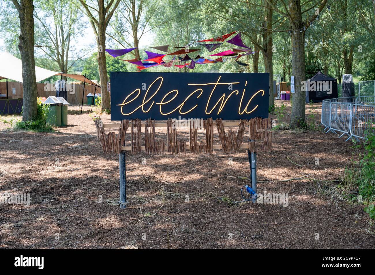 Standon, Hertfordshire, Großbritannien. Juli 2021. Die Leute kommen am Standon Calling Music Festival an, das dieses Wochenende stattfinden soll. Es ist eines der ersten fes Stockfoto