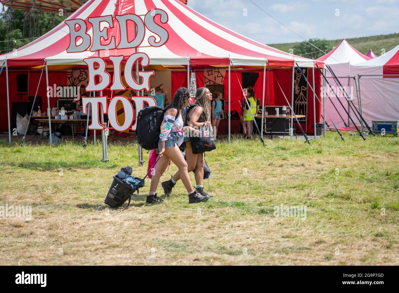 Standon, Hertfordshire, Großbritannien. Juli 2021. Die Leute kommen am Standon Calling Music Festival an, das dieses Wochenende stattfinden soll. Es ist eines der ersten fes Stockfoto