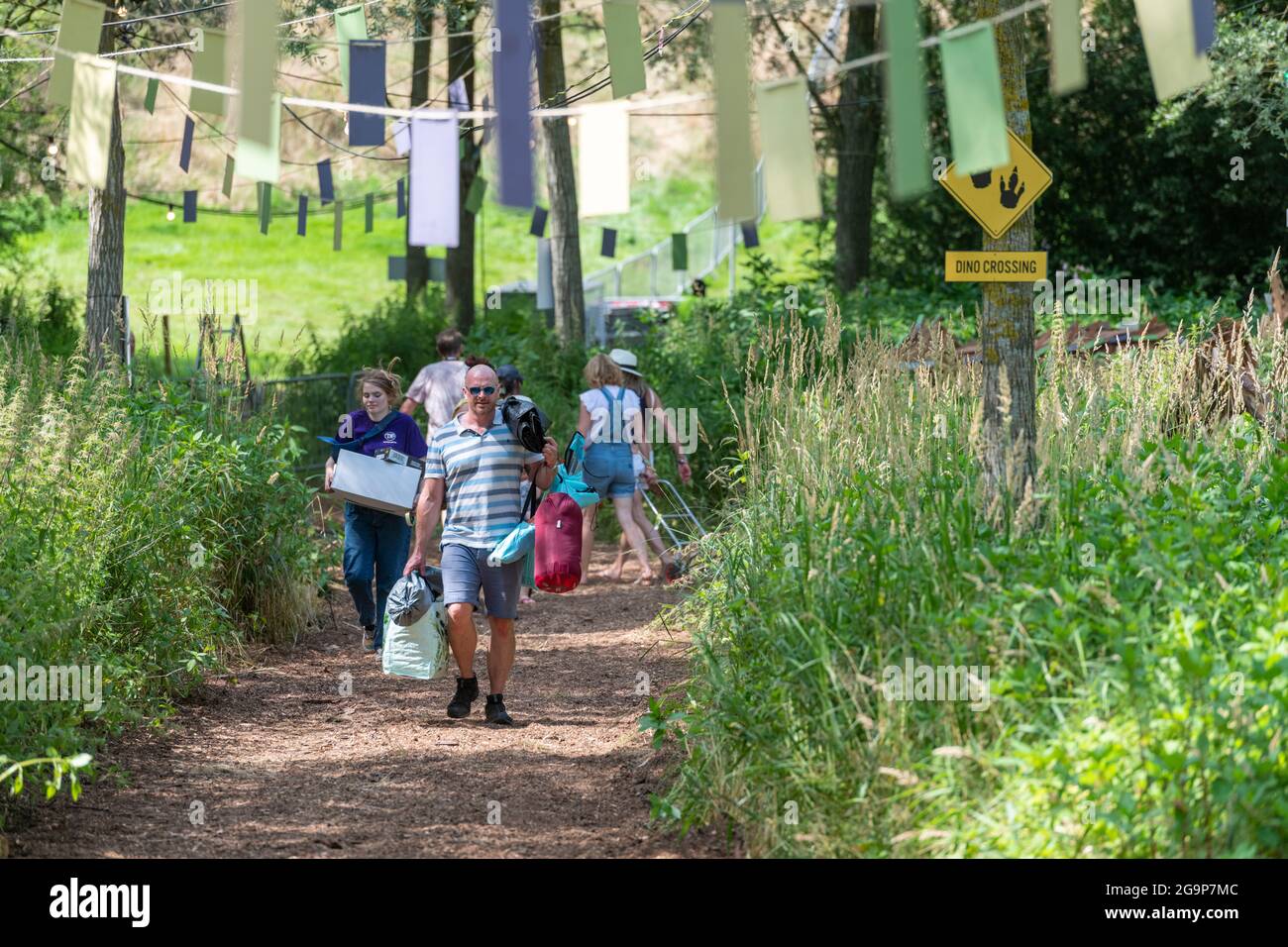 Standon, Hertfordshire, Großbritannien. Juli 2021. Die Leute kommen am Standon Calling Music Festival an, das dieses Wochenende stattfinden soll. Es ist eines der ersten fes Stockfoto