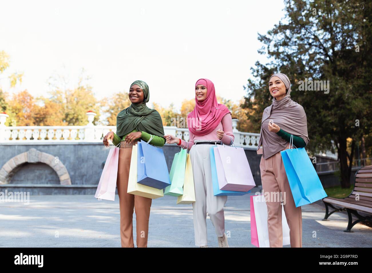 Eine Gruppe Muslimischer Frauen, Die Im Freien Einkaufen Gehen Und Taschen Tragen Stockfoto