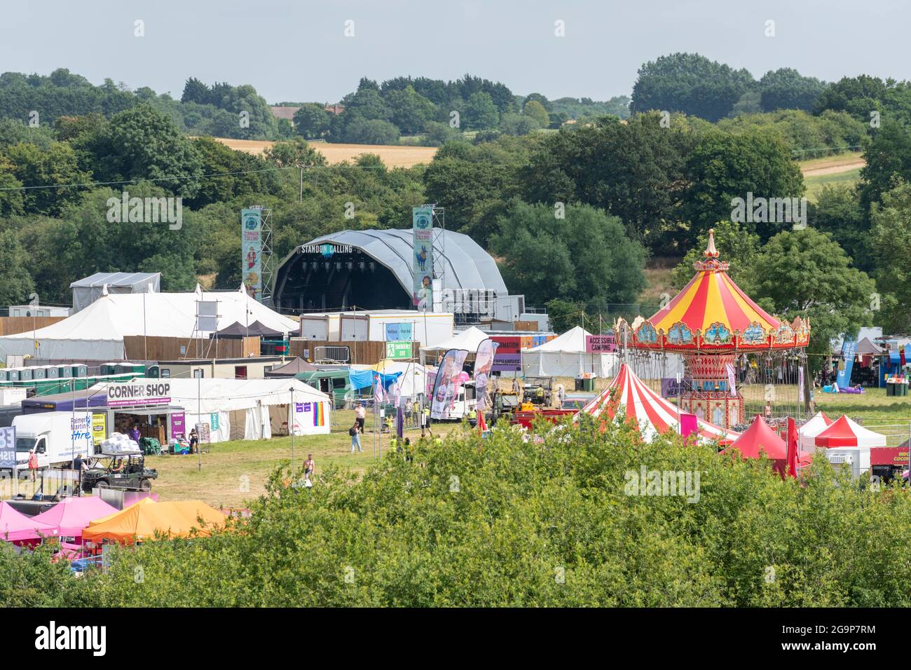 Standon, Hertfordshire, Großbritannien. Juli 2021. Die Leute kommen am Standon Calling Music Festival an, das dieses Wochenende stattfinden soll. Es ist eines der ersten fes Stockfoto