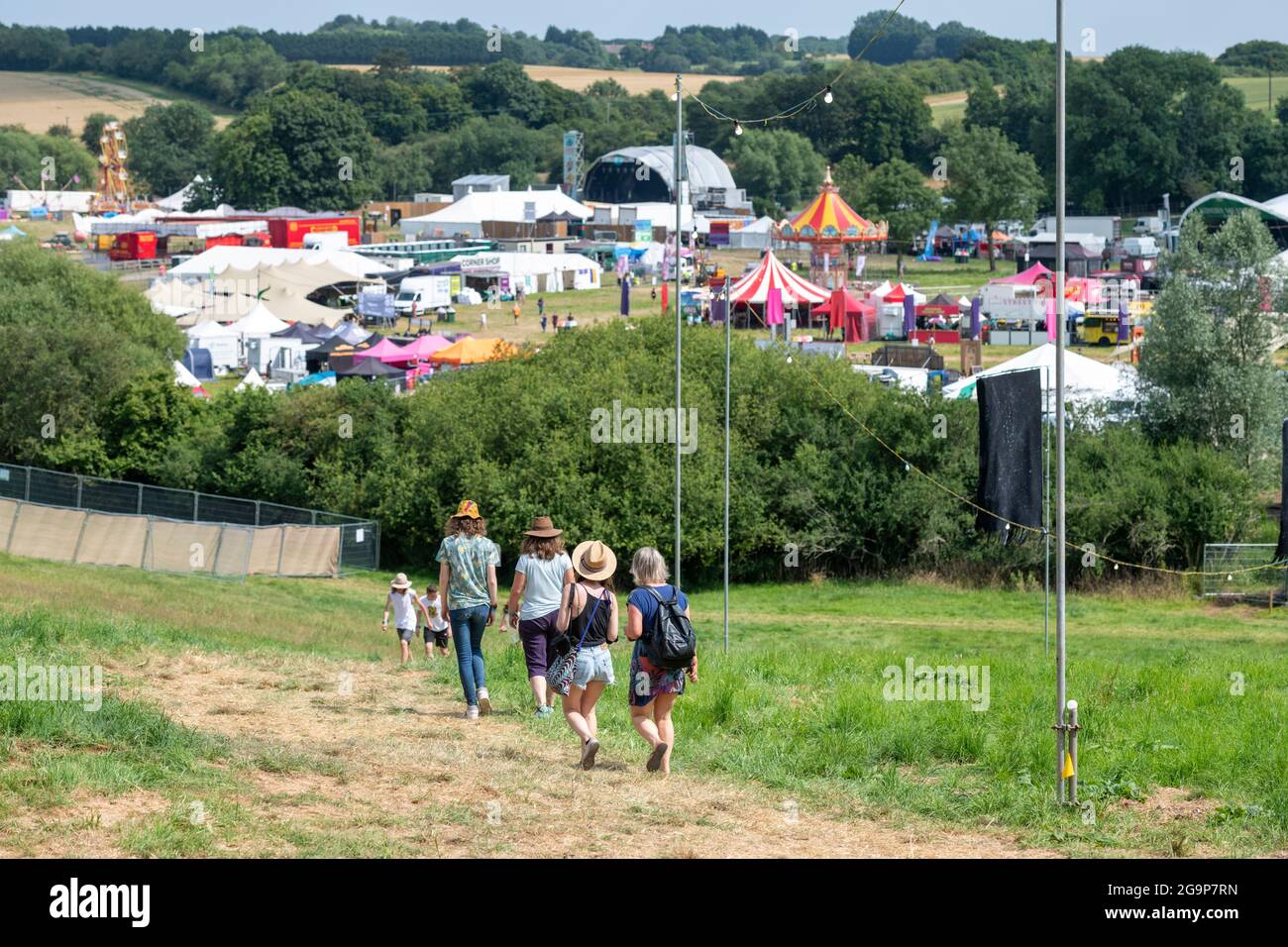 Standon, Hertfordshire, Großbritannien. Juli 2021. Die Leute kommen am Standon Calling Music Festival an, das dieses Wochenende stattfinden soll. Es ist eines der ersten fes Stockfoto