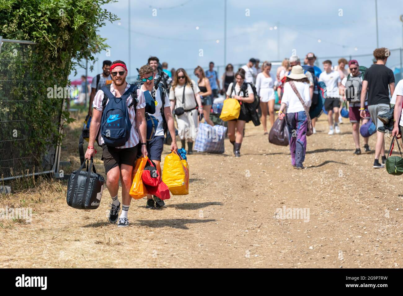 Standon, Hertfordshire, Großbritannien. Juli 2021. Die Leute kommen am Standon Calling Music Festival an, das dieses Wochenende stattfinden soll. Es ist eines der ersten fes Stockfoto